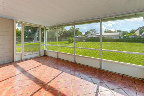 Gateway to Orlando Theme Parks! Home with Large Yard in Kelet-Orlando