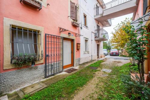 Romeos Cottage Public free parking bike rental, Verona (photo 6)
