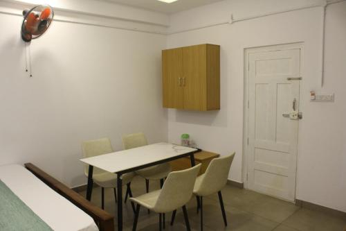 Kilátás,  négyzetméteres, 8 hálószobás Ház 8 fürdőszobával Rajakkad területén (Skyline Inn) in Rajakkad