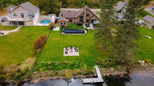 Peaceful Retreat on Lac de l'Argile in Val-des-Bois (QC)