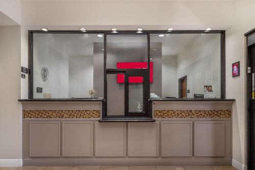 Scottish Inns and Suites La Porte TX - 로비