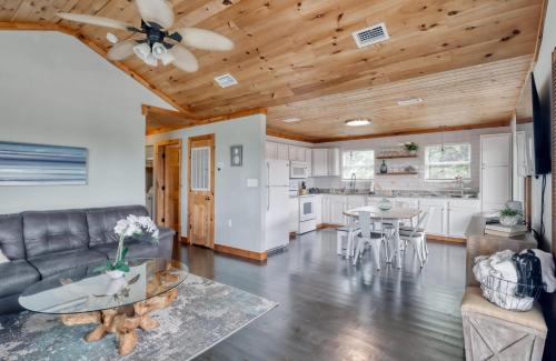 Whitesands Beach House - South in Fort Morgan