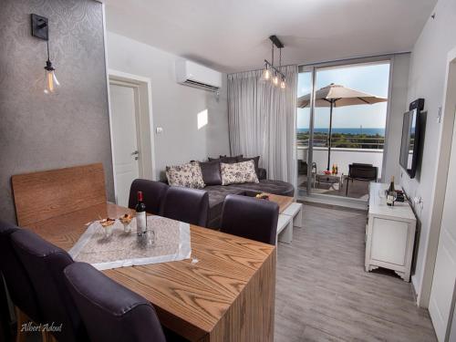 ห้องส่วนกลางสำหรับนั่งเล่น/ดูทีวี, Siesta in Achziv in นาฮารียา