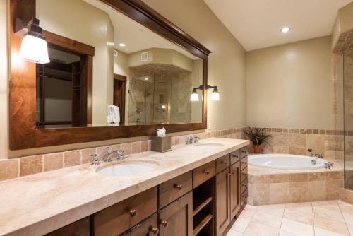 Silver Star #2202 - 3 Bed Condo - image 11