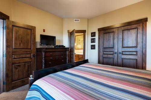 Silver Star #2202 - 3 Bed Condo - image 8