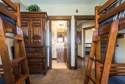 Silver Star #1305 - 4 Bed Penthouse - image 6