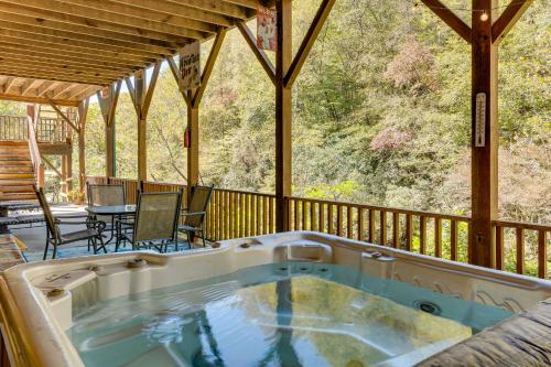 Avalon Woods Riverfront Retreat Walk to Waterfall in Marble, USA