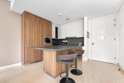 Free housekeeping visits during your stay - StayShort - Downtown For 6 with Burj Khalifa View, Дубай (фото 9)