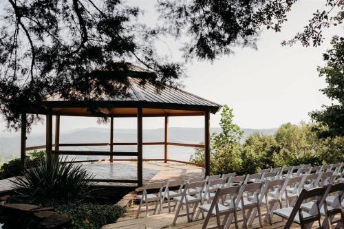 The Summit - 4 cabin getaway for 20 guests with views in South Pittsburg (TN)