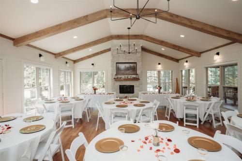 The Summit - 4 cabin getaway for 20 guests with views in South Pittsburg (TN)