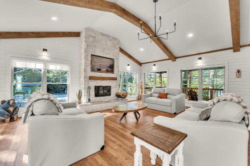 The Summit - 4 cabin getaway for 20 guests with views in South Pittsburg (TN)