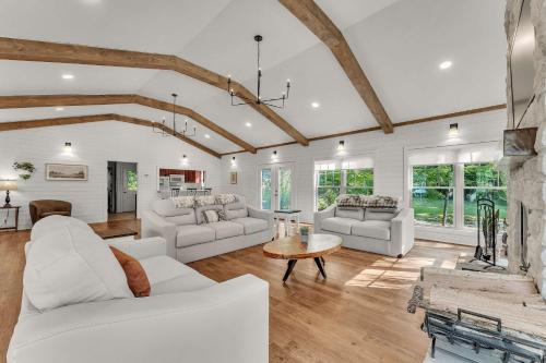 The Summit - 4 cabin getaway for 20 guests with views in South Pittsburg (TN)