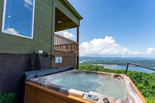 The Summit - 4 cabin getaway for 20 guests with views in South Pittsburg (TN)