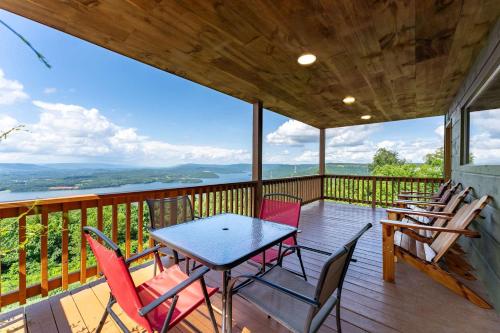 The Summit - 4 cabin getaway for 20 guests with views in South Pittsburg (TN)