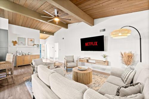 Spacious 4BR Retreat with Hot Tub Fire Pit and Patio in Mid-City