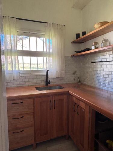주방, Cabaña para 4 personas, zona centro, vista al Rio Aluminé (Cabana para 4 personas, zona centro, vista al Rio Alumine) in 알루미네