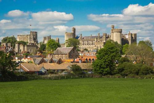 The Grove- Nestled by the green in Arundel
