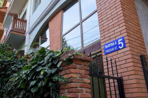 Central 1-bedroom apartment with wooden balcony! in Sareki