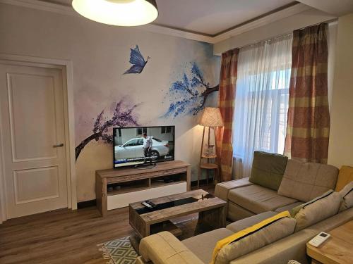 Central 1-bedroom apartment with wooden balcony! in Sareki