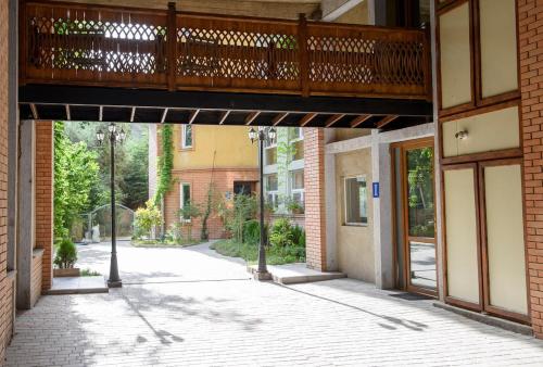 Central 1-bedroom apartment with wooden balcony! in Sareki