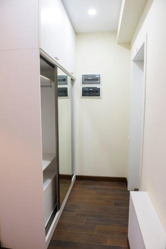 Central 1-bedroom apartment with wooden balcony! in Sareki