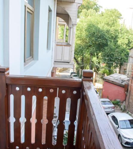 Central 1-bedroom apartment with wooden balcony! in Sareki