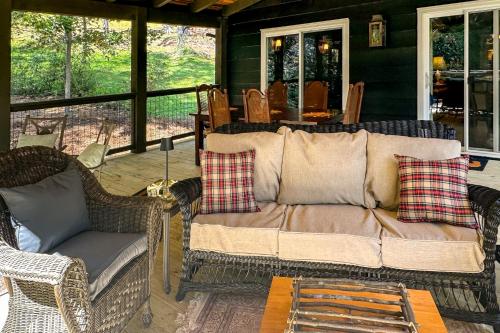 Enchanting Highlands Cottage w/ Pond & Waterfall in Bravard (Észak-Karolina)
