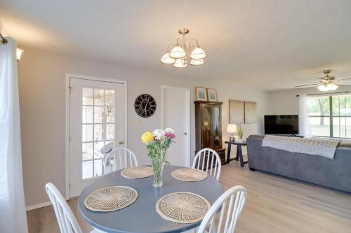 Charming Mountain Home Getaway with Gas Grill! in Mountain Home, USA