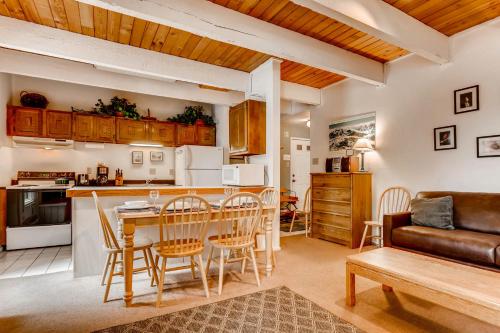 Sundowner T6 by Ski Country Resorts in Four O'Clock
