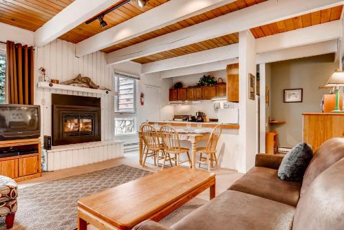 Sundowner T6 by Ski Country Resorts in Four O'Clock