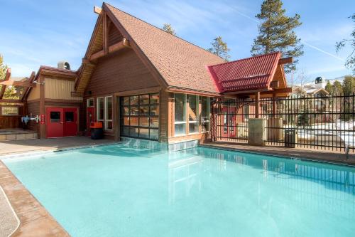 Sundowner T6 by Ski Country Resorts in Four O'Clock