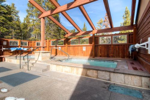 Sundowner T6 by Ski Country Resorts in Four O'Clock