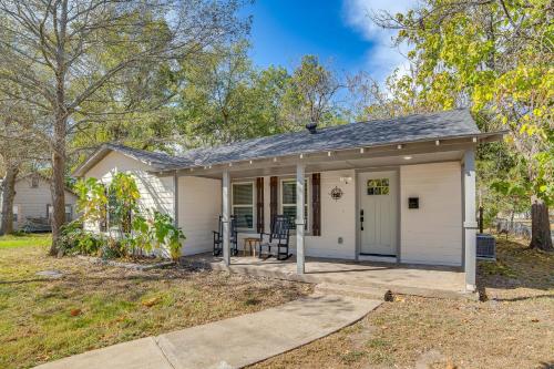 Walk to East Texas AandM! Home with Pet-Friendly Yard in 科默斯