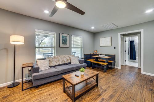 Walk to East Texas AandM! Home with Pet-Friendly Yard in 科默斯