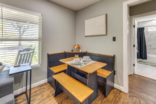 Walk to East Texas AandM! Home with Pet-Friendly Yard in 科默斯