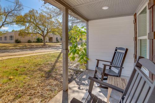 Walk to East Texas AandM! Home with Pet-Friendly Yard in 科默斯