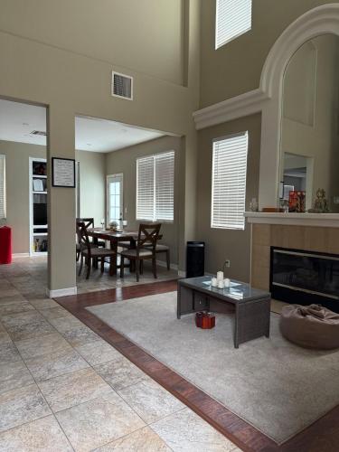 2BD Modern House with heated pool in North Vegas – khách sạn tại Bắc Las Vegas