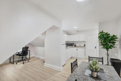 2 BR 1 Bath Apt with Parking and Close to all Amenities in 中奧沙瓦