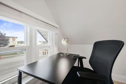 2 BR 1 Bath Apt with Parking and Close to all Amenities in 中奧沙瓦