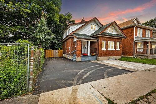 2 BR 1 Bath Apt with Parking and Close to all Amenities in 中奧沙瓦