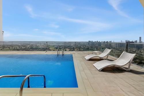 New 1BR with Rooftop Pool and Amazing View - image 12