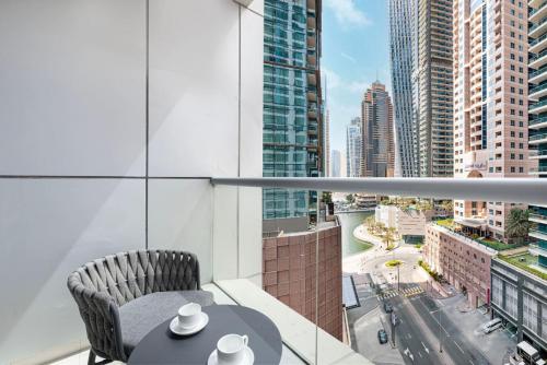 StayMada - Torch Tower Stunning Balcony City Views - image 9