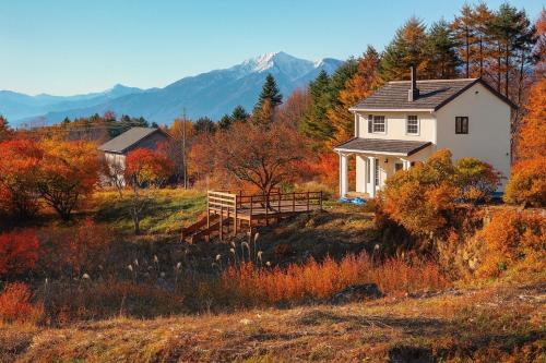 八ヶ岳南麓の貸切宿 駅徒歩5分 テラスでバーベキュー 広い庭と遊具付き 富士山と南アルプスを望む宿