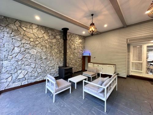 Serene Escape with Birds, Trees & Breeze in Ferntree Gully