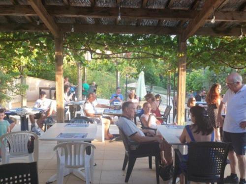 Chalet confortable 8 pers, 3 ch, poêle à bois - API-1-52-154 (Chalet confortable 8 pers, 3 ch, poele a bois - API-1-52-154) in Gavaudun