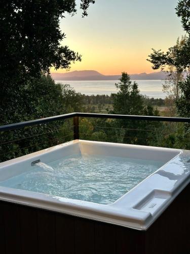 Monolito, Pucón - Vista la lago y spa