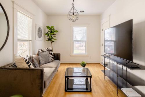 Hipster Vibe Apartment - Food Carts & Live Music image