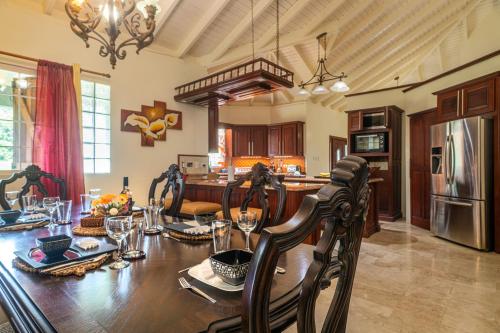 Kitchen, Ridge Royale with Mountain View, Waterfalls, Hot Tub and Home Cinema in Saint Paul