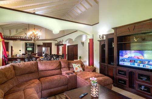 Shared lounge/TV area, Ridge Royale with Mountain View, Waterfalls, Hot Tub and Home Cinema in Saint Paul