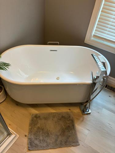 4 Bedrrom Downtown Gem, Modern, Comfort, Fireplace, Huge Backyard, Steps to Lake and Broadwalk in 特米斯卡明岸 (ON)